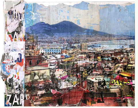 Napoli: immagini e contaminazioni dalla strada alla casa. Angoli di città, persone sconosciute, vicoli e paesaggi sono da sempre al centro dell’obiettivo di Andrea Chisesi. 
